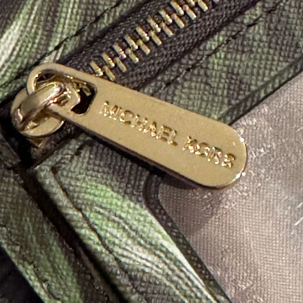 Michael Kors Tropical Leaf Key Ring/Card Holder Mini Wallet - Picture 4 of 8